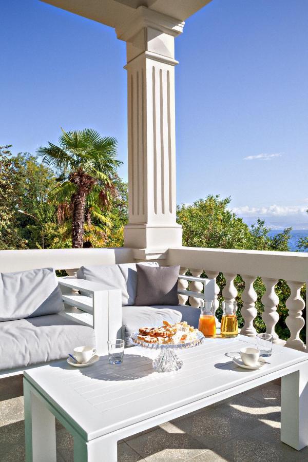 Deluxe Beachfront Apartment Klara, Lovran Exteriör bild