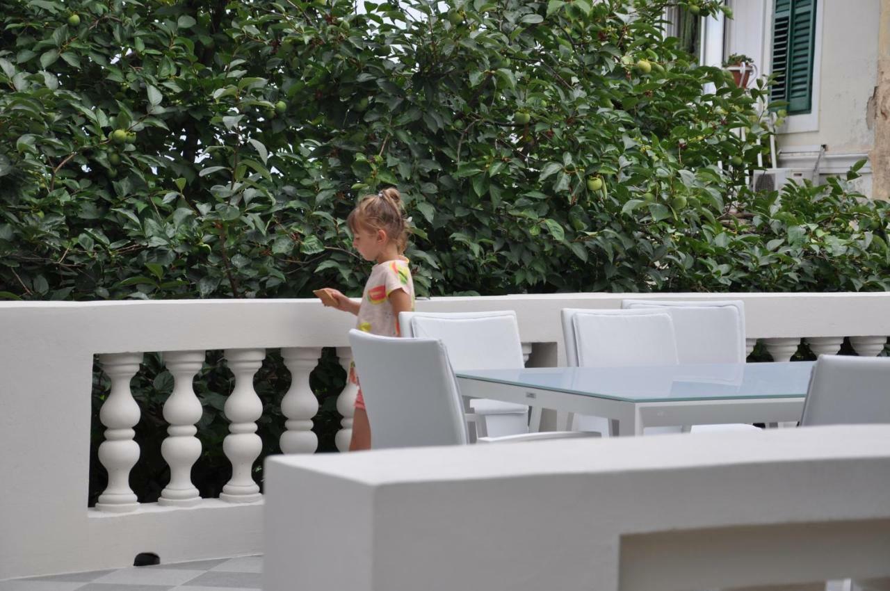 Deluxe Beachfront Apartment Klara, Lovran Exteriör bild